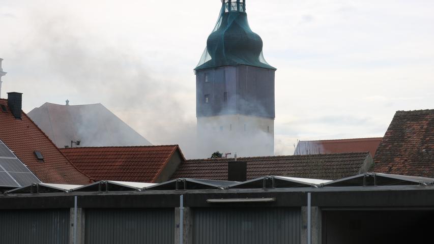 Großeinsatz: Haus in der Uffenheimer Innenstadt stand in Flammen