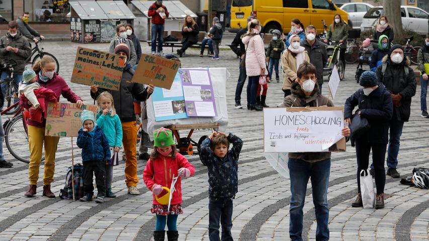 Homeschooling trotz Testmöglichkeiten? Bei einer Kundgebung am Jakobsplatz forderte die Initiative Familien einen "kindgerechten Infektionsschutz".