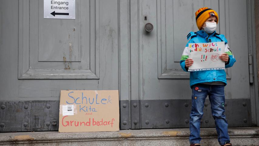 Kundgebung in Nürnberg: Eltern fordern inzidenzunabhängige Öffnung von Schulen
