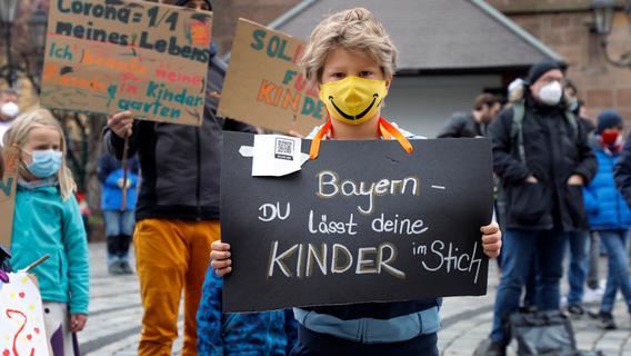 Kundgebung in Nürnberg: Eltern fordern inzidenzunabhängige Öffnung von Schulen