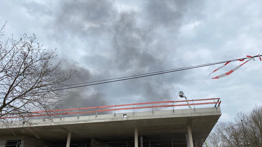 Feuerwehr im Einsatz: Erlanger Sporthalle in Flammen