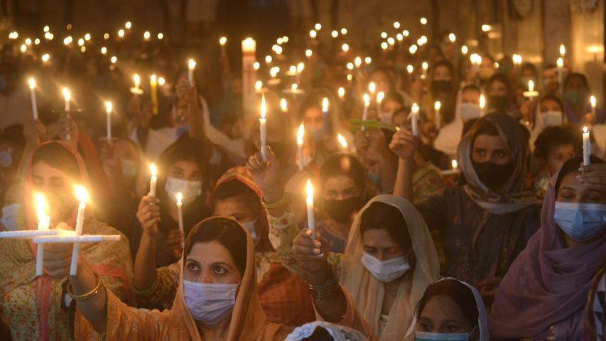 Christen sind eine kleine Minderheit in Pakistan, ihre Rituale sind dafür umso prachtvoller anzusehen. Bei einer Osternachtfeier in der Stadt Lahore halten Gläubige Hunderte Kerzen in die Höhe.