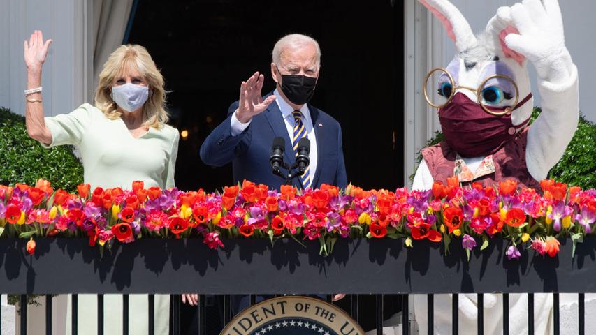 Vor wenigen Monaten noch weigerten sich der frühere US-Präsident und viele seiner Minister standhaft, eine Maske zu tragen. Seit dem Amtsantritt von Joe Biden hat sich das geändert - nun muss sogar der Osterhase die Schnauze bedecken.