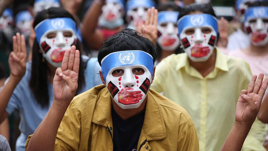 Manchmal geht es auch ohne Worte. Seit Wochen demonstrieren die Menschen in Myanmar gegen den Putsch des Militärs. Ihre Masken drücken ihren Unmut gegenüber der chinesischen Regierung aus, die ein Eingreifen der UN in den Konflikt verhindere.