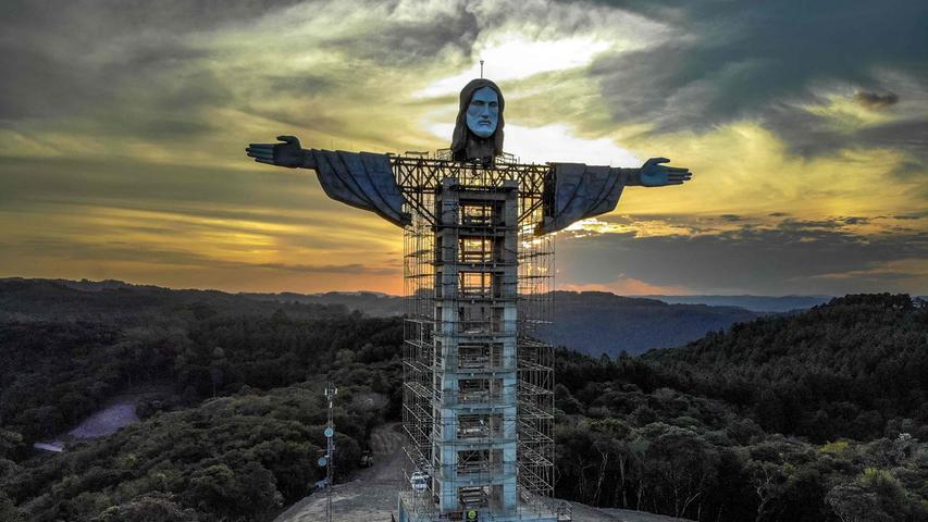 Zu Ostern war er noch nicht soweit, doch bald wird die drittgrößte Christus-Statue der Welt ihre Arme für die Menschen im brasilianischen Bundesstaat Rio Grande do Sul ausbreiten.