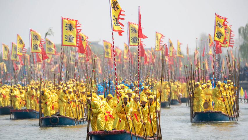 Beim traditionellen Qintong Festival im ostchinesischen Taizhou fahren reich geschmückte Drachenboote hinaus aufs Wasser.