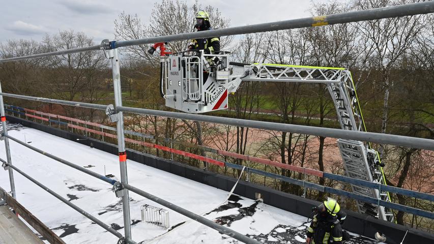 Feuerwehr im Einsatz: Erlanger Sporthalle in Flammen