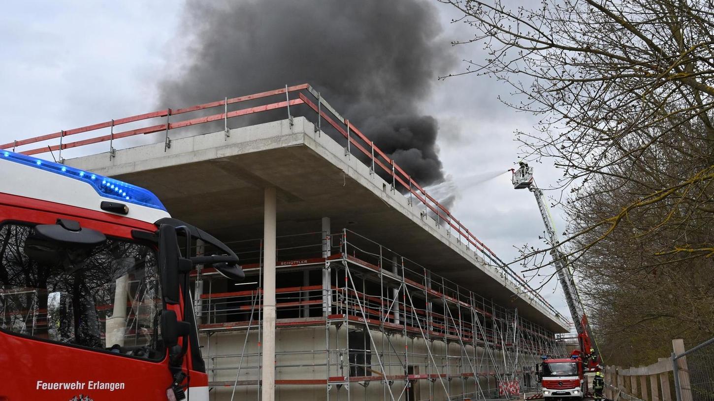 Erlangen: Auf dem Dach der neuen Sporthalle brannte es lichterloh