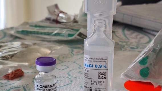 Zwei, die zusammengehören: Die Kochsalzlösung (rechts) und der Impfstoff, in diesem Fall das Vakzin von Pfizer-Biontech.