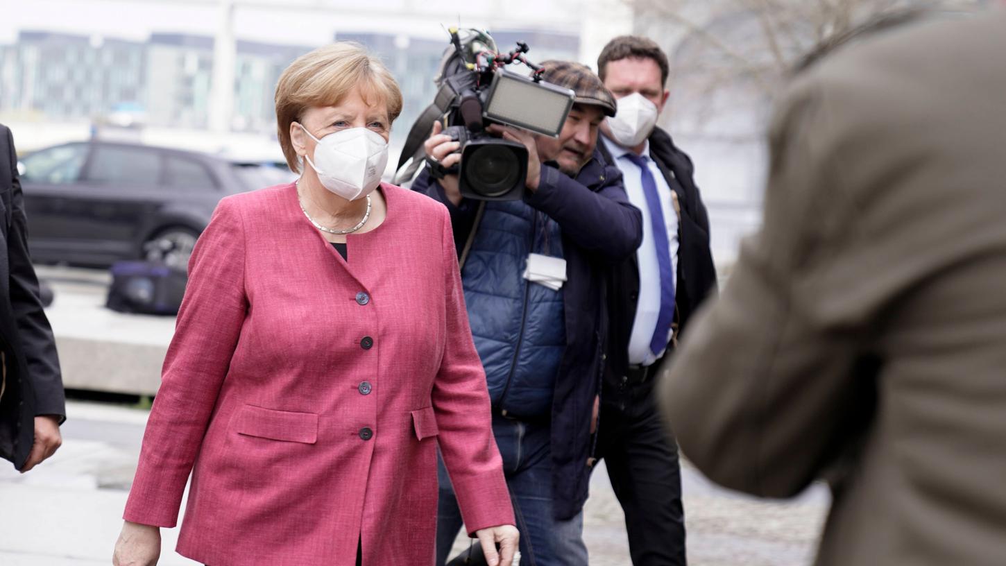 Kanzlerin Angela Merkel hat sich hinter den Vorstoß des nordrhein-westfälischen Ministerpräsidenten Armin Laschet für einen "Brücken-Lockdown" gegen die dritte Corona-Welle gestellt.