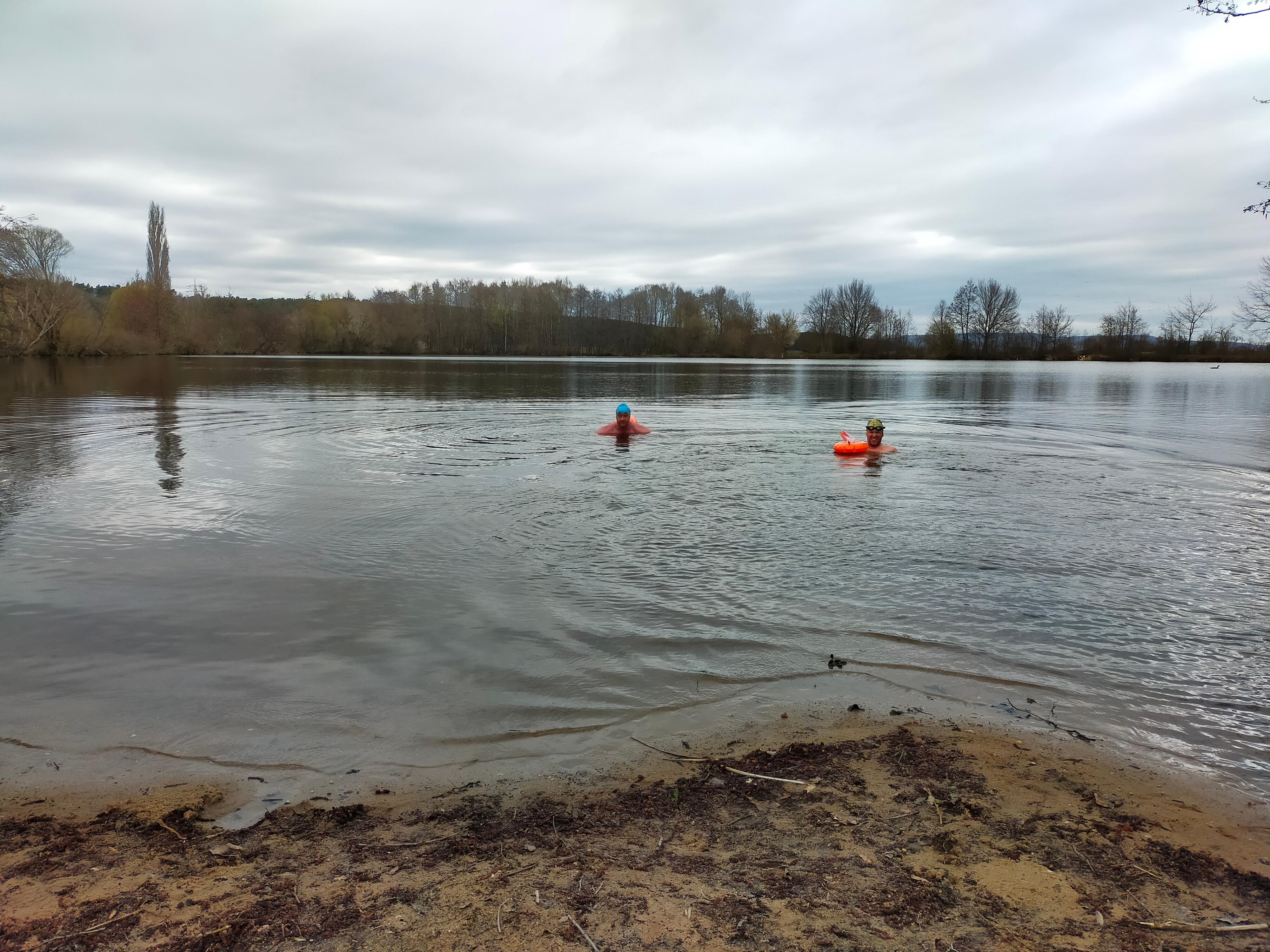 Stefan Göritzer und Ulf Karnikowski steigen seit Oktober 2019 regelmäßig in den Baiersdorfer Weiher und haben auch 2020 dort ihre Runden gedreht. "Seit November, als die Bäder geschlossen blieben, ist es die einzige Möglichkeit Mal ins Wasser zu kommen", schreibt Ulf Karnikowski. "Als der Weiher zugefroren war, wurde ein Eisloch geöffnet und sich rein gesetzt. Eisschwimmen ist nicht ganz ohne, also nie alleine, nicht zu lange im Wasser bleiben und wenn möglich eine Boje mitnehmen."