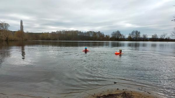 Stefan Göritzer und Ulf Karnikowski steigen seit Oktober 2019 regelmäßig in den Baiersdorfer Weiher und haben auch 2020 dort ihre Runden gedreht. "Seit November, als die Bäder geschlossen blieben, ist es die einzige Möglichkeit Mal ins Wasser zu kommen", schreibt Ulf Karnikowski. "Als der Weiher zugefroren war, wurde ein Eisloch geöffnet und sich rein gesetzt. Eisschwimmen ist nicht ganz ohne, also nie alleine, nicht zu lange im Wasser bleiben und wenn möglich eine Boje mitnehmen."