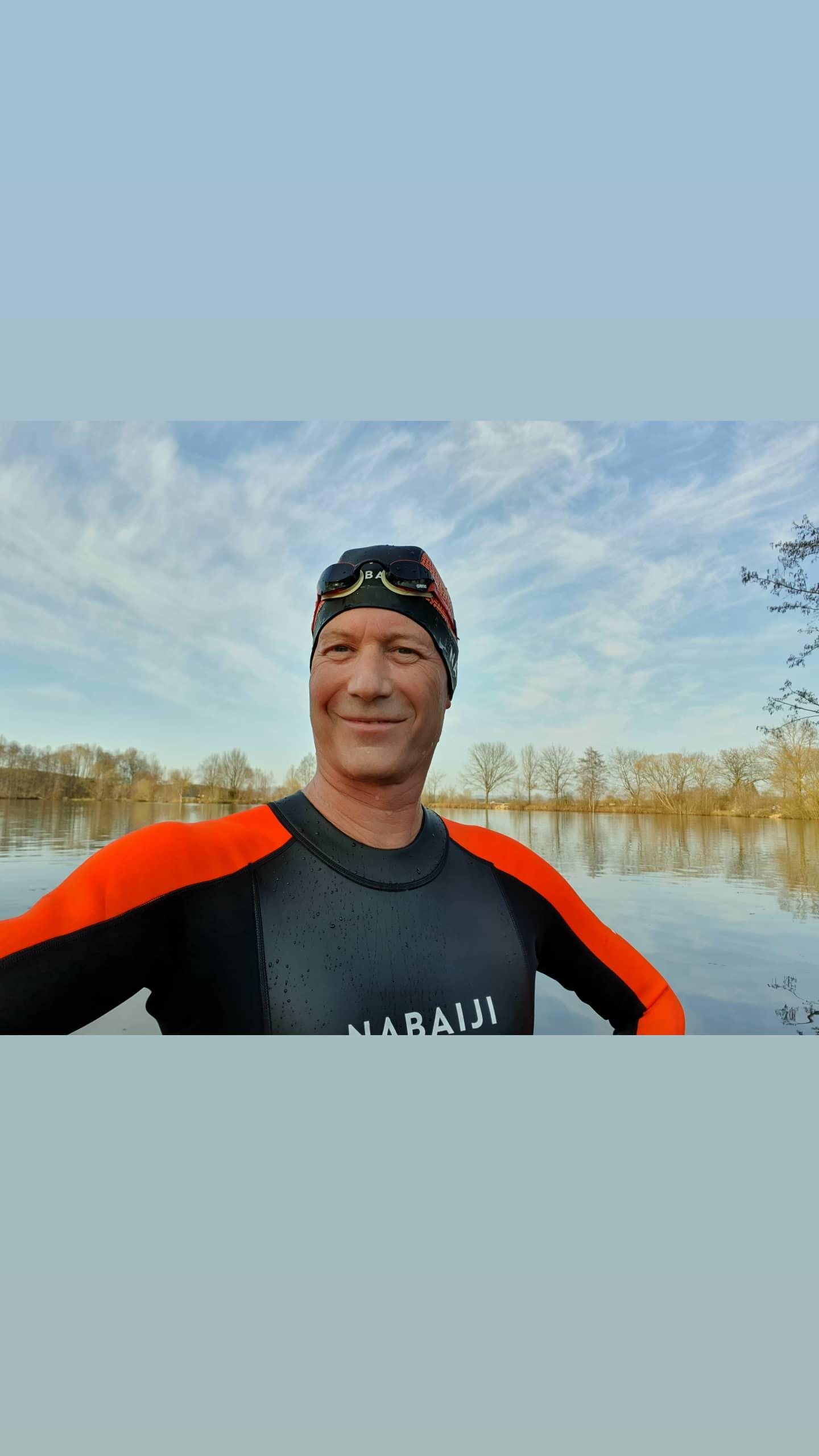 Aus der Not hat Michael Maier aus Erlangen eine Tugend gemacht. "Nachdem neben Radfahren und HipHop-Tanzen (derzeit leider noch online) mein Lieblingssport Schwimmen seit Schließung der Schwimmbäder seit Herbst 2020 nicht mehr möglich war und auch nicht absehbar ist, habe ich mir ein Herz gefasst und nen Neoprenanzug gekauft", schreibt Maier, "und bin vor zwei Wochen Anbaden im Badesee in Baiersdorf gewesen. War sau kalt, aber auch sau geil."