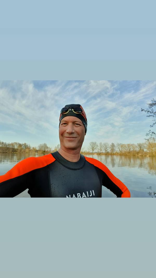 Aus der Not hat Michael Maier aus Erlangen eine Tugend gemacht. "Nachdem neben Radfahren und HipHop-Tanzen (derzeit leider noch online) mein Lieblingssport Schwimmen seit Schließung der Schwimmbäder seit Herbst 2020 nicht mehr möglich war und auch nicht absehbar ist, habe ich mir ein Herz gefasst und nen Neoprenanzug gekauft", schreibt Maier, "und bin vor zwei Wochen Anbaden im Badesee in Baiersdorf gewesen. War sau kalt, aber auch sau geil."