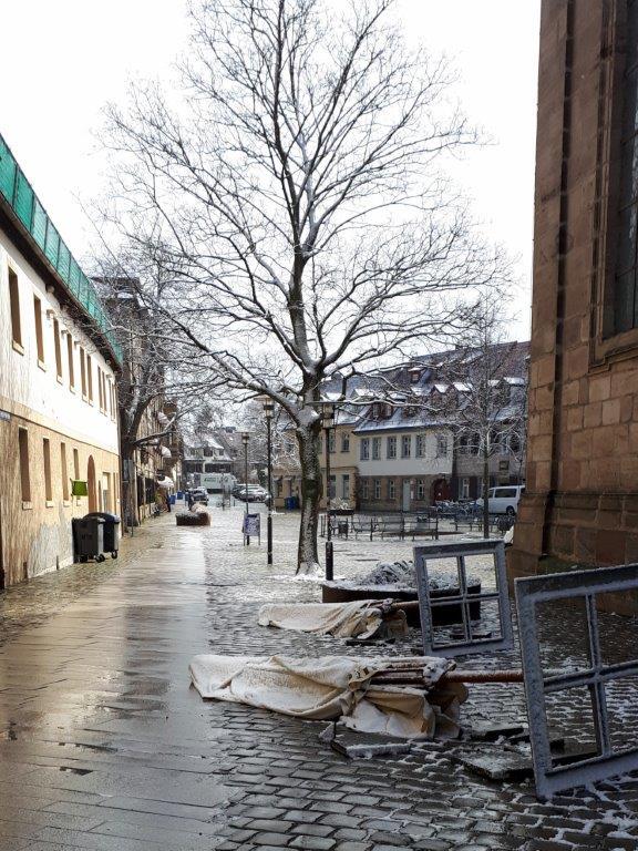 An manchen Tagen geht Sontheimer aber einfach auch nur in der Stadt spazieren - wie hier am Altstädter Kirchenplatz in Erlangen.