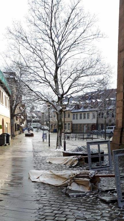 An manchen Tagen geht Sontheimer aber einfach auch nur in der Stadt spazieren - wie hier am Altstädter Kirchenplatz in Erlangen.