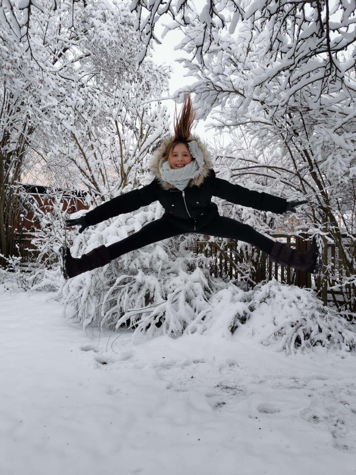 Irene Spitzer hat der Lokalsportredaktion Fotos ihrer Enkelin Kim geschickt. Die ist begeisterte Turnerin beim TSV Roßtal. "Da derzeit leider kein Vereinssport möglich ist, turnt sie ihre Sportstunden online am PC mit Katze "Lilly" und draußen bei jedem Wetter und jedem Spaziergang", schreibt sie dazu. "Die Schneebilder sind im Garten entstanden". Spaß scheint Kim sowohl beim Sprung....