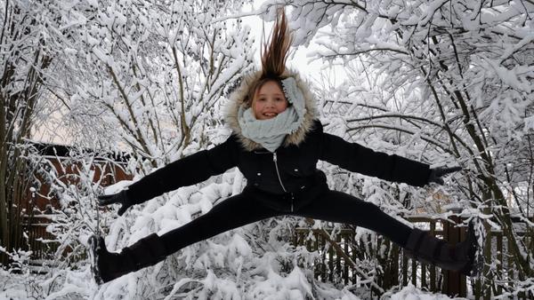 Irene Spitzer hat der Lokalsportredaktion Fotos ihrer Enkelin Kim geschickt. Die ist begeisterte Turnerin beim TSV Roßtal. "Da derzeit leider kein Vereinssport möglich ist, turnt sie ihre Sportstunden online am PC mit Katze "Lilly" und draußen bei jedem Wetter und jedem Spaziergang", schreibt sie dazu. "Die Schneebilder sind im Garten entstanden". Spaß scheint Kim sowohl beim Sprung....