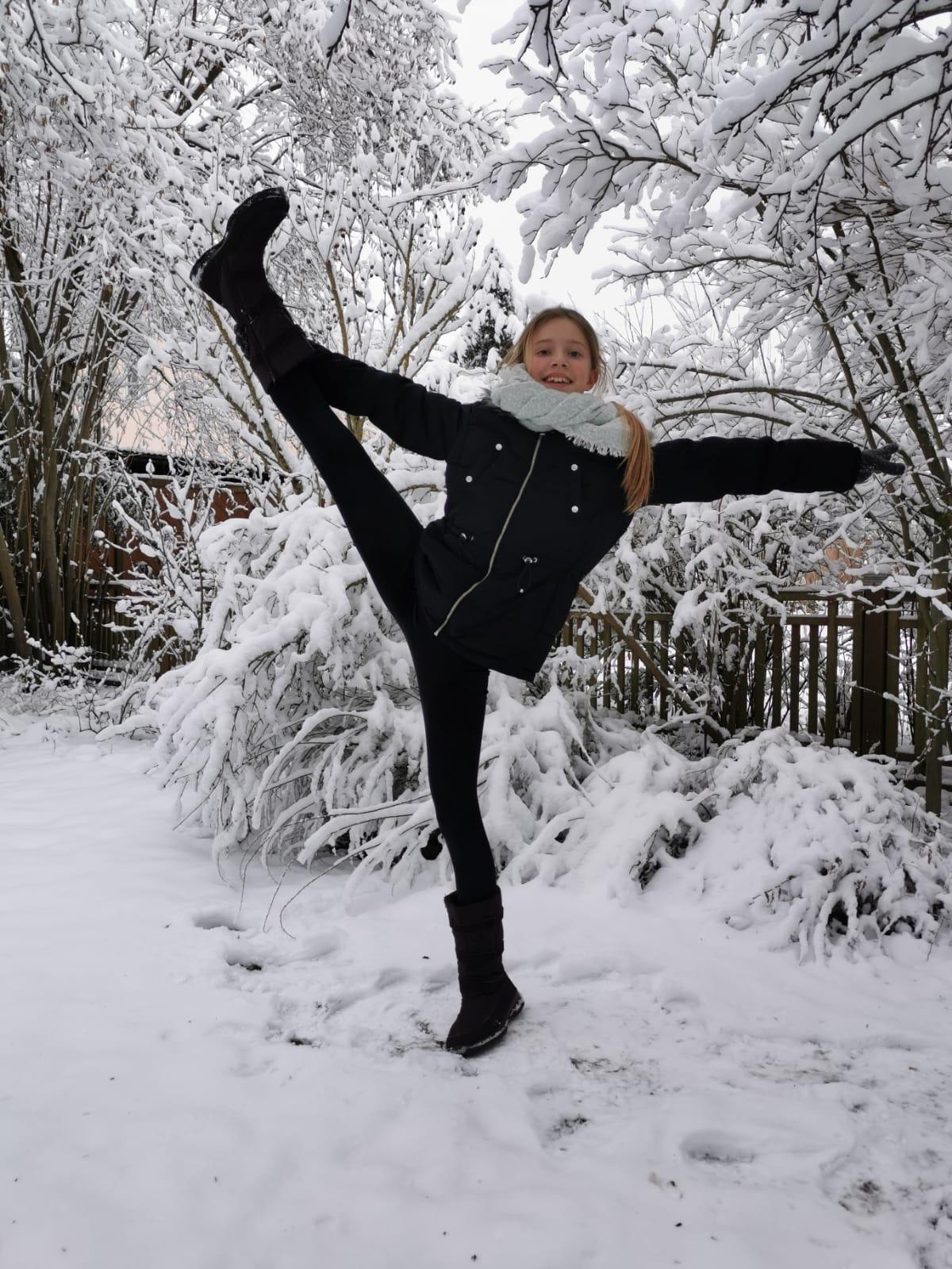... als auch beim Beinhalten im schneebedeckten Garten der Familie gehabt zu haben.