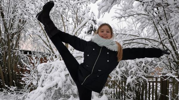 ... als auch beim Beinhalten im schneebedeckten Garten der Familie gehabt zu haben.