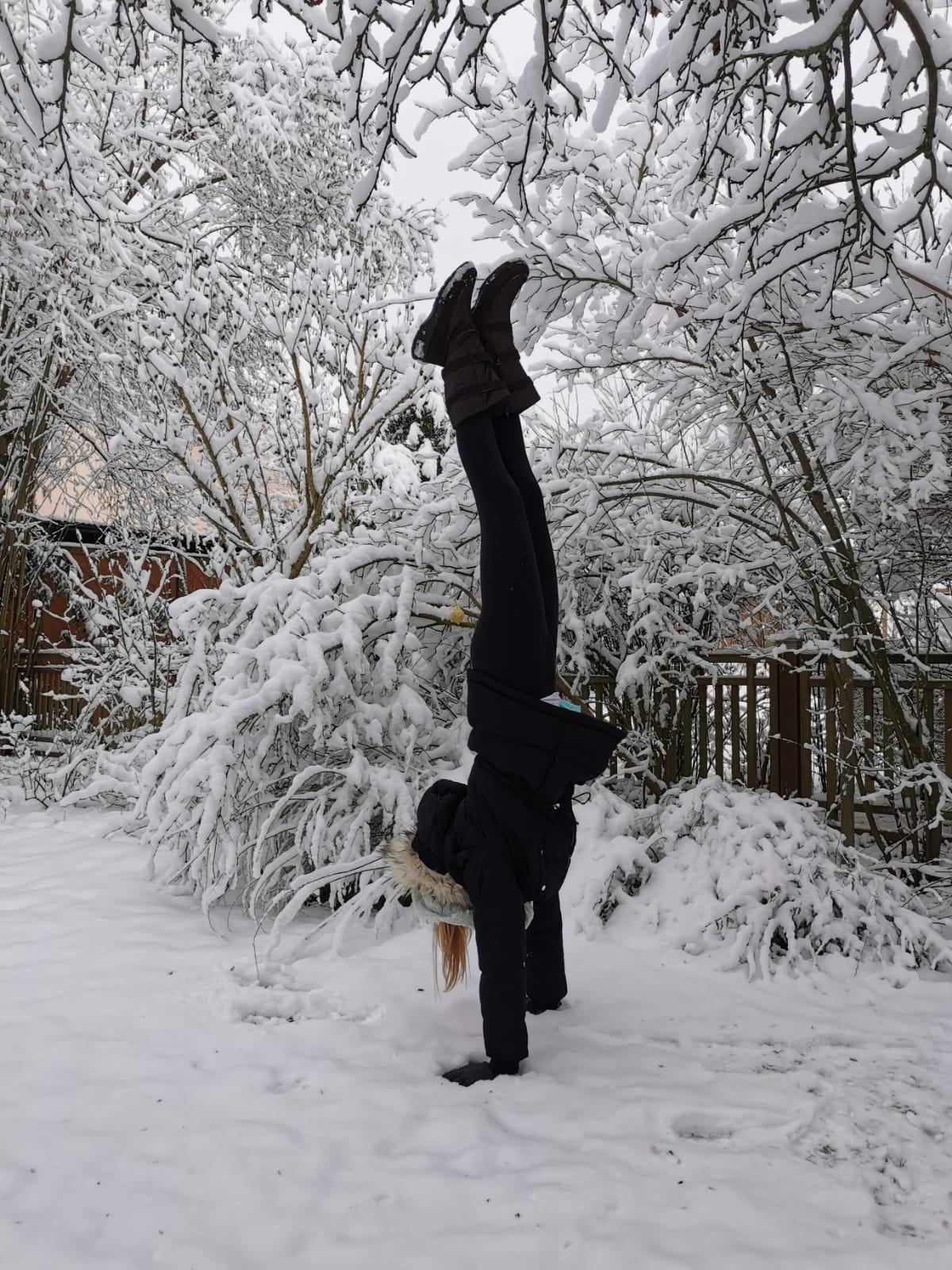 Selbst der Handstand gelang auf dem weißen Boden - hoffentlich endete er nicht mit einem kalten Gesicht beim Sturz in den Schnee. "Es kommt keine Langeweile bei ihr auf, sie ist immer in Bewegung", so die Oma. 