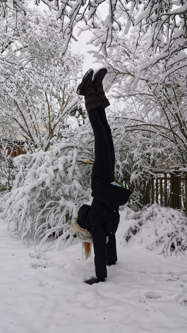 Selbst der Handstand gelang auf dem weißen Boden - hoffentlich endete er nicht mit einem kalten Gesicht beim Sturz in den Schnee. "Es kommt keine Langeweile bei ihr auf, sie ist immer in Bewegung", so die Oma.