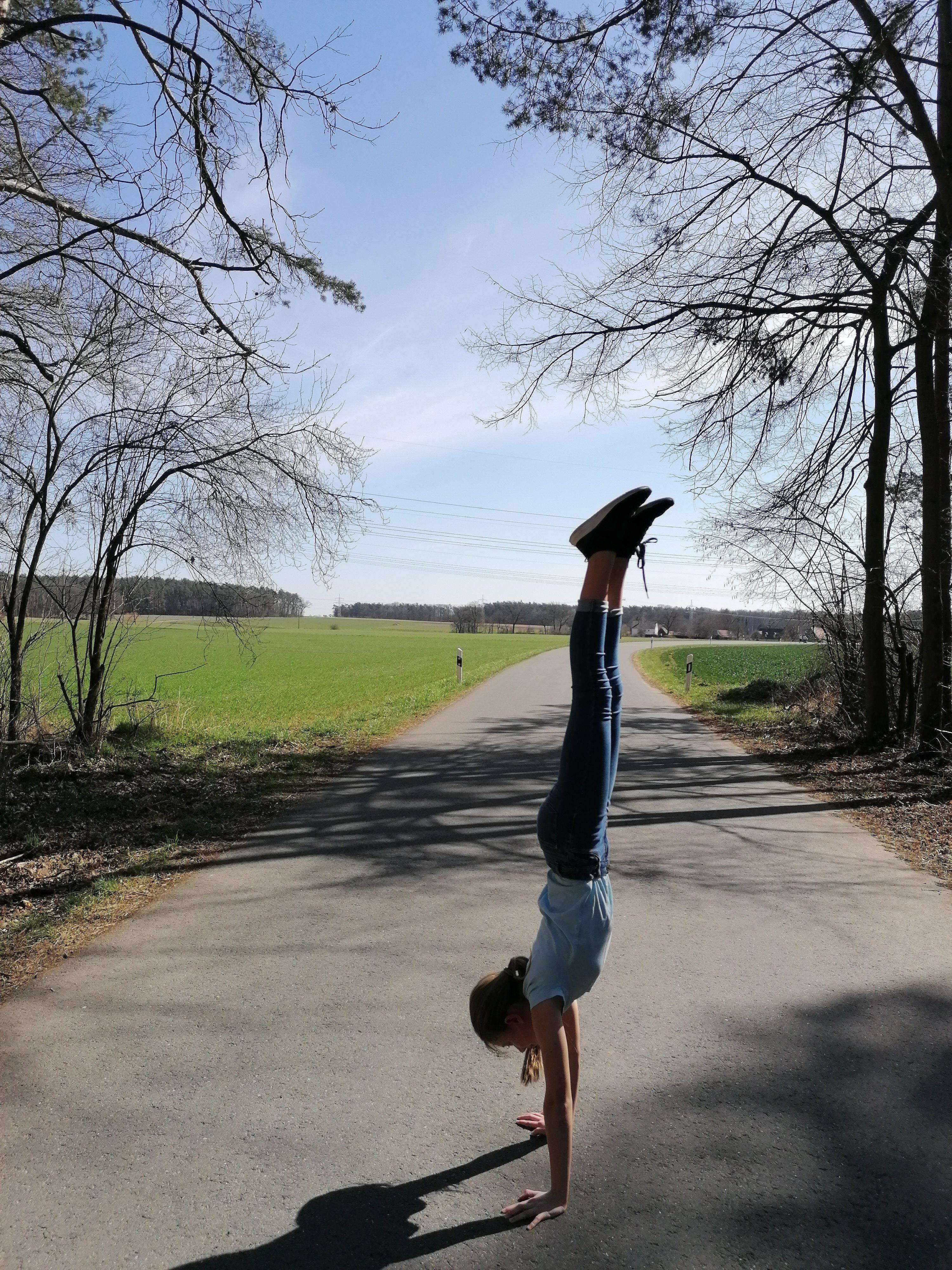 Ein paar Wochen nach dem Schnee kam die Sonne, beim Osterspaziergang von Roßtal nach Trettendorf konnte Kim die Mütze und die warme Jacke im Schrank lassen. Der Handstand gelingt auch auf Asphalt...