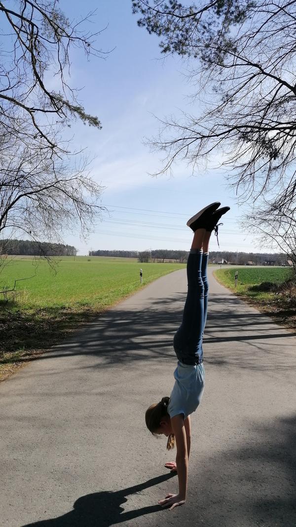 Ein paar Wochen nach dem Schnee kam die Sonne, beim Osterspaziergang von Roßtal nach Trettendorf konnte Kim die Mütze und die warme Jacke im Schrank lassen. Der Handstand gelingt auch auf Asphalt...
