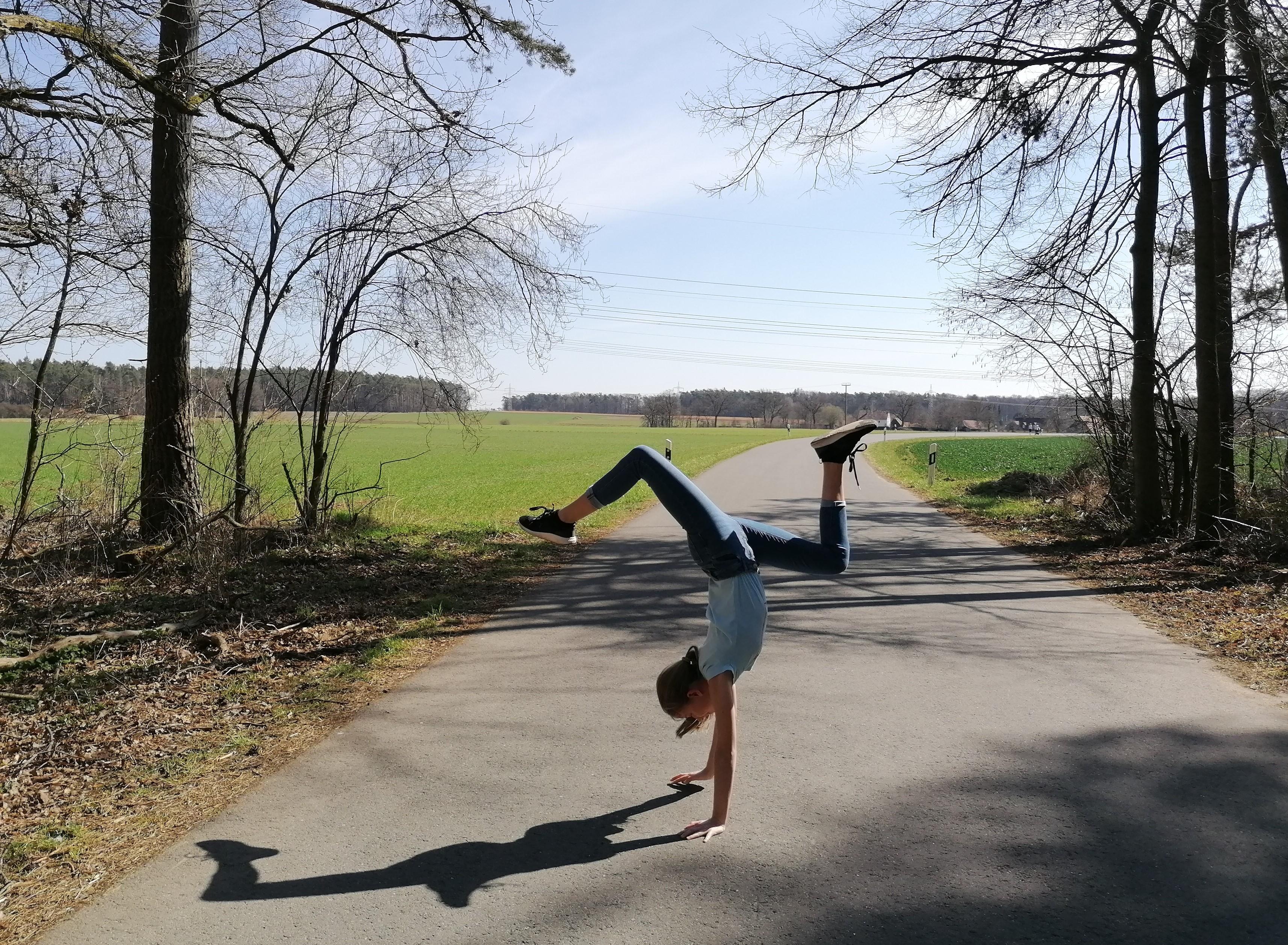 ... genauso wie diese spektakuläre Figur. Wenn sie irgendwann wieder im Verein turnen darf, wird Kim nichts verlernt haben. 