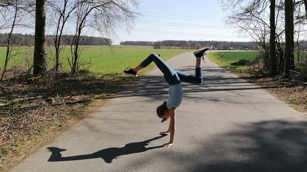 ... genauso wie diese spektakuläre Figur. Wenn sie irgendwann wieder im Verein turnen darf, wird Kim nichts verlernt haben.