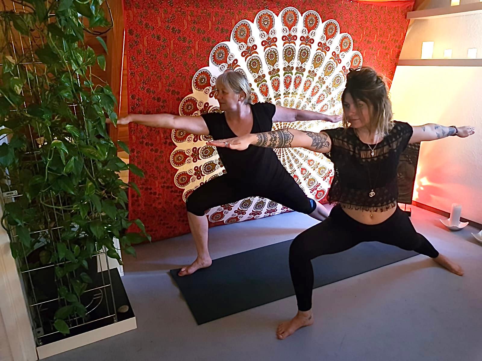 Wenn das Wohnzimmer zum Raum für die innere Innkehr wird. Genoveva Vogl aus Erlangen hat uns dieses Foto geschickt. "Ich mache zusammen mit einer meiner drei Töchter (Clarissa) zuhause in Erlangen Sport und warte darauf, dass endlich wieder die Yogastudios öffnen können", schreibt sie dazu.