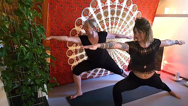 Wenn das Wohnzimmer zum Raum für die innere Innkehr wird. Genoveva Vogl aus Erlangen hat uns dieses Foto geschickt. "Ich mache zusammen mit einer meiner drei Töchter (Clarissa) zuhause in Erlangen Sport und warte darauf, dass endlich wieder die Yogastudios öffnen können", schreibt sie dazu.