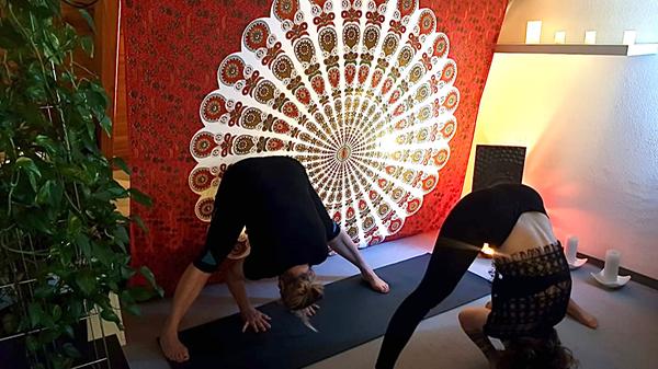 Bis es soweit ist, halten sich Mutter und Tochter zuhause fit - offensichtlich gelingt ihnen das sehr gut.