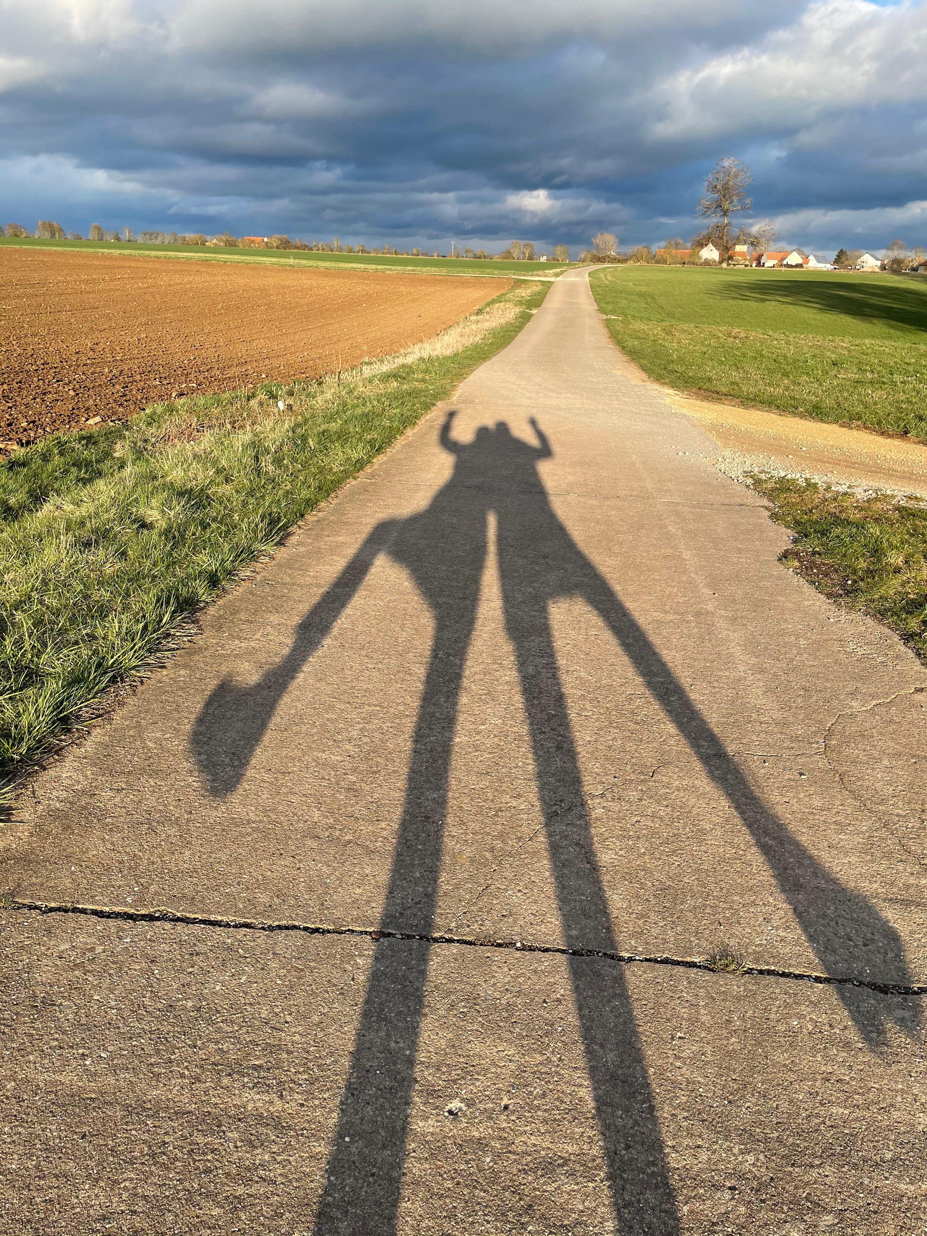 Das schöne Wetter der vergangenen Wochen hat Katja Sader aus Gunzenhausen für einen Ausflug in die Natur genutzt. Der Titel ihres Bildes mit dem Schattenspiel: "Sonnige Mutter-Tochter-Inliner-Tour in den Frühling".