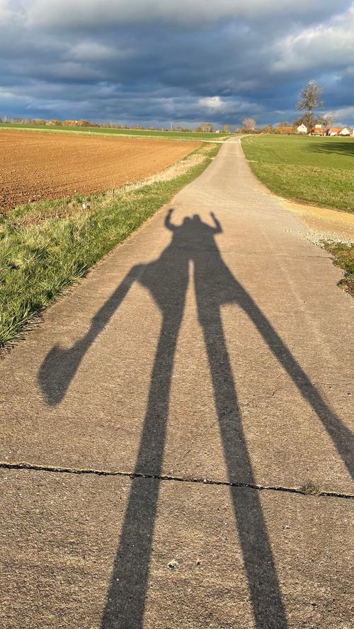 Das schöne Wetter der vergangenen Wochen hat Katja Sader aus Gunzenhausen für einen Ausflug in die Natur genutzt. Der Titel ihres Bildes mit dem Schattenspiel: "Sonnige Mutter-Tochter-Inliner-Tour in den Frühling".