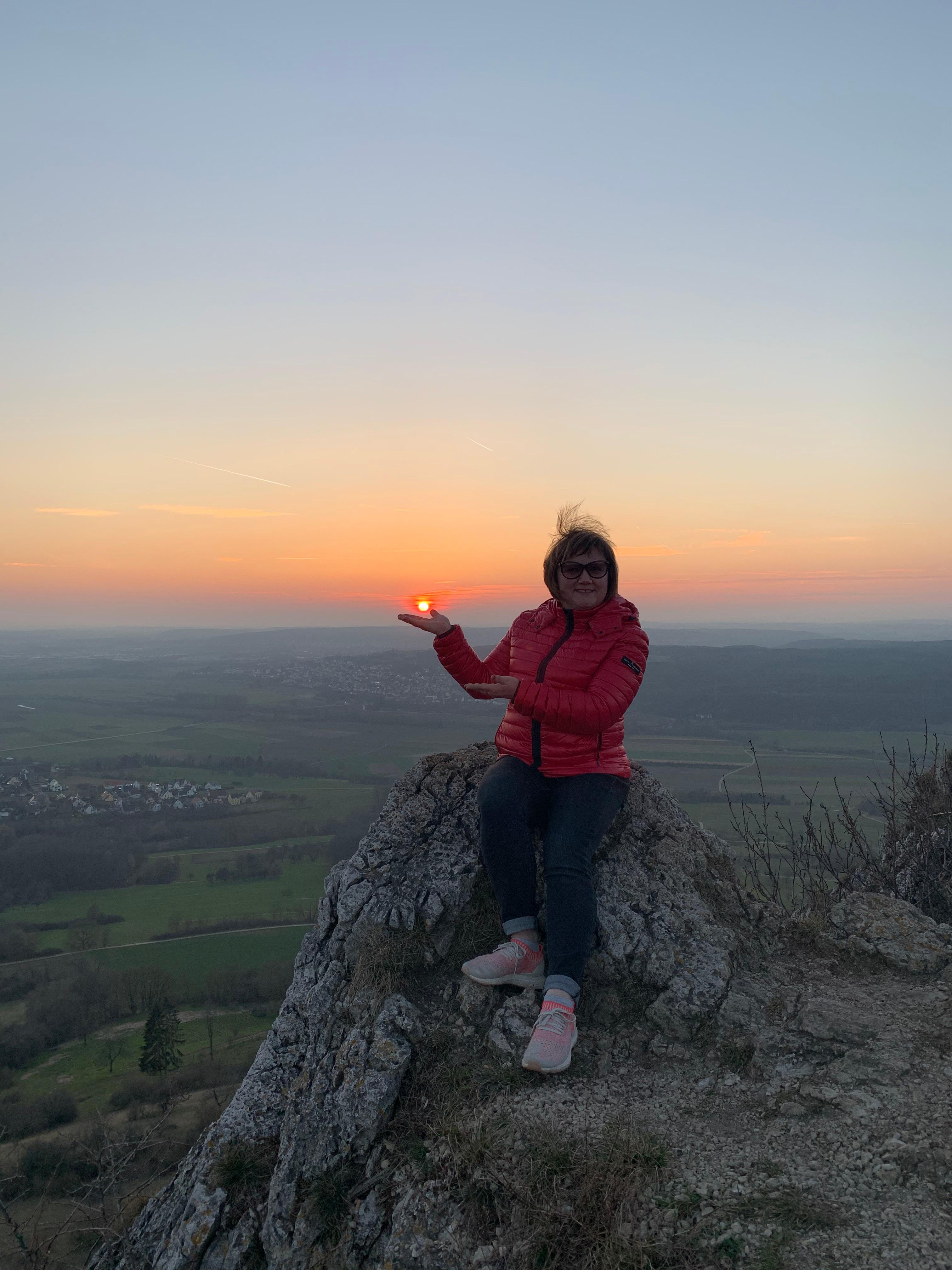 In der Pause einer Wanderung auf das Walberla durfte Tatjana Rojt diesen Ausblick genießen. "Die Sonne in der Hand" hat sie dieses Foto genannt.