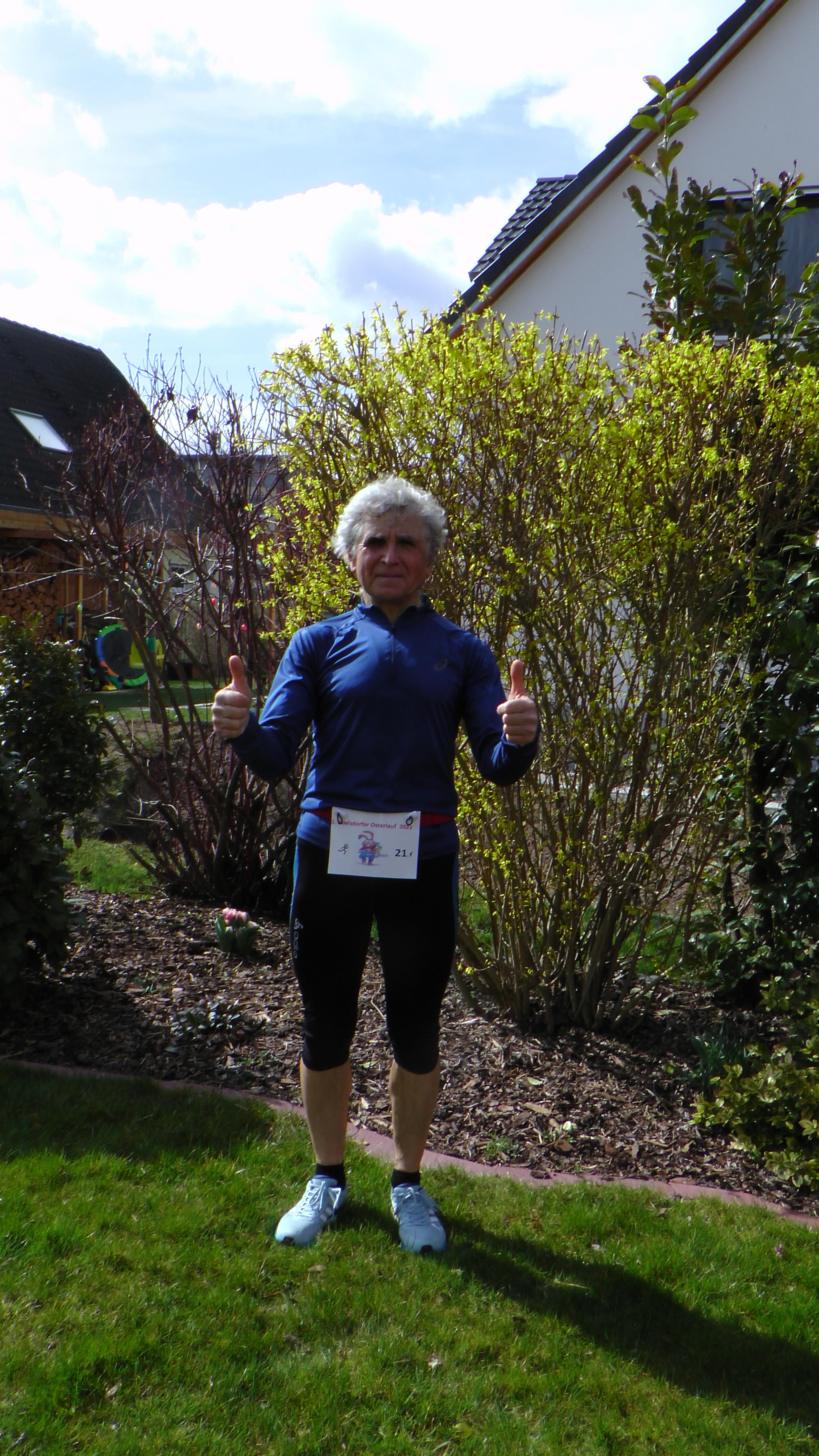 Peter Sommer wollte nach Monaten ohne sportlichen Vergleich "mal wieder gerne unter Wettkampfbedingungen laufen", hat sich deshalb eine "Startnummer gebastelt und konnte so am 1. Adelsdorfer Osterlauf über 21,1 km unter Einhaltung der AHA Regeln teilnehmen." Sein Fazit: "Ein bisschen verrückt, aber besser gerade laufen als quer denken!"