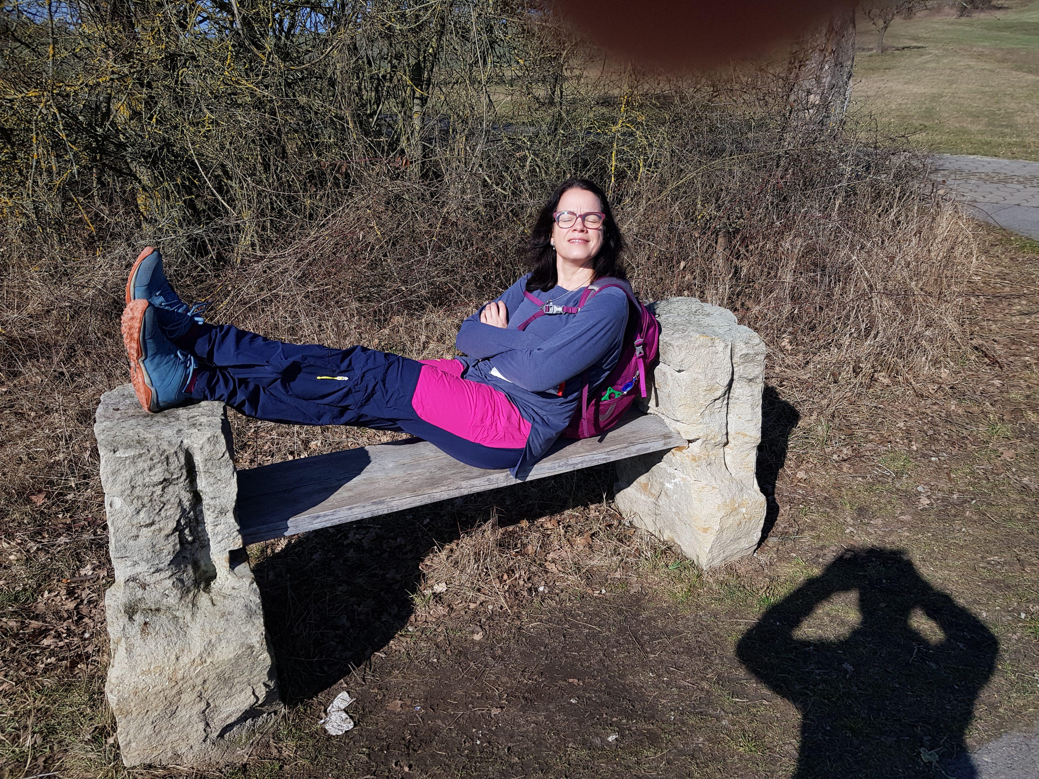Wer so viel unterwegs ist und seinem Körper einiges abverlangt, braucht natürlich auch mal eine Pause - wie hier beim Wandern in Zeil am Main.