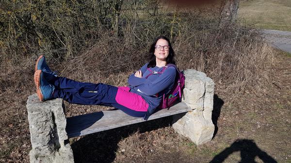 Wer so viel unterwegs ist und seinem Körper einiges abverlangt, braucht natürlich auch mal eine Pause - wie hier beim Wandern in Zeil am Main.