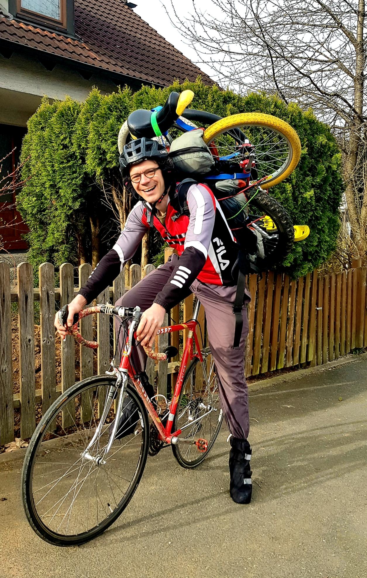 Benedikt Pape aus Spardorf hat zu seinem außergewöhnlichen Foto eine kleine Geschichte mitgeschickt.  "Am Ostermontag war mein Morgensport eine 30 Kilometer Rennrad Tour, davon 15 Kilometer mit drei Einrädern auf dem Rücken. Über eine private Kleinanzeige wollte ich ein Einrad für meine Tochter abholen. Aus dem Kontakt ergab sich aber, dass auch noch ein Mountainbike-Einrad für meinen Sohn und ein Erwachsenen-Einrad für mich zum Verkauf steht. Der Ostermontag ging also nach dieser außergewöhnlichen Radtour mit viel Einrad-Vergnügen für die ganze Familie weiter. Für die nächste Zeit mache ich mir nun keine Sorge, dass hier irgendjemand zu wenig Bewegung kriegt."