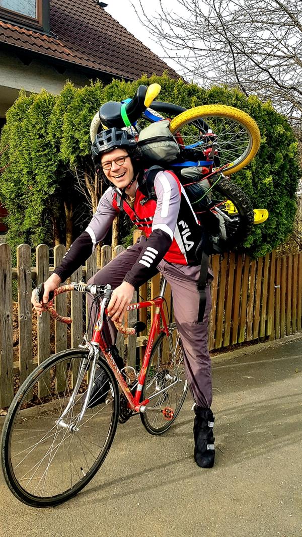Benedikt Pape aus Spardorf hat zu seinem außergewöhnlichen Foto eine kleine Geschichte mitgeschickt. "Am Ostermontag war mein Morgensport eine 30 Kilometer Rennrad Tour, davon 15 Kilometer mit drei Einrädern auf dem Rücken. Über eine private Kleinanzeige wollte ich ein Einrad für meine Tochter abholen. Aus dem Kontakt ergab sich aber, dass auch noch ein Mountainbike-Einrad für meinen Sohn und ein Erwachsenen-Einrad für mich zum Verkauf steht. Der Ostermontag ging also nach dieser außergewöhnlichen Radtour mit viel Einrad-Vergnügen für die ganze Familie weiter. Für die nächste Zeit mache ich mir nun keine Sorge, dass hier irgendjemand zu wenig Bewegung kriegt."
