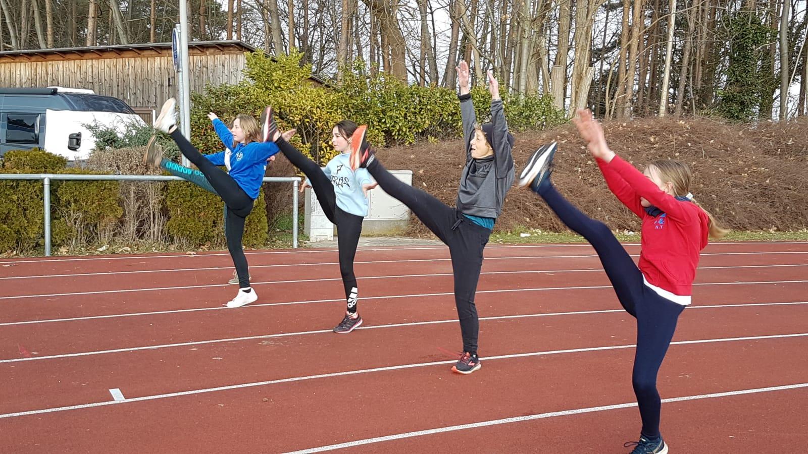 Petra Riazanova aus Erlangen hat gleich mehrere Fotos eingesandt. "Die Kindergruppe bewegt sich coronakonform am Sportplatz", hat sie dieses Bild überschrieben.