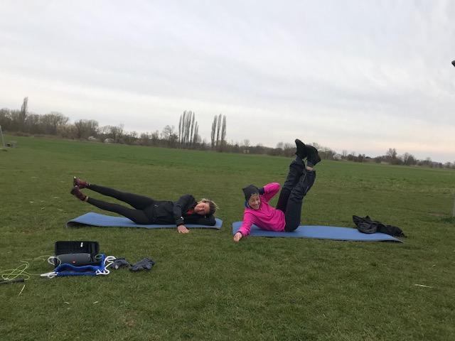 Doch nicht nur die Kleinen dürfen Spaß haben - auch die Großen, zum Beispiel "zu zweit am Abenteuerspielplatz".
