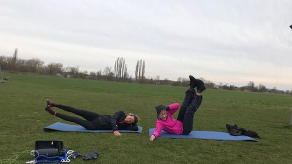 Doch nicht nur die Kleinen dürfen Spaß haben - auch die Großen, zum Beispiel "zu zweit am Abenteuerspielplatz".