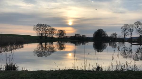 Mit dem Fahrrad hat Hans Peter Kagerer Franken erkundet und dabei diesen schönen Ausblick genießen dürfen. "Weiherlandschaft zwischen Linden und Gerhardshofen, Landkreis Neustadt/Aisch", schreibt er dazu. Das Foto entstand bei einer Mountainbike-Tour "ausgehend von Münchaurach über Kästel, Linden, Gerhardshofen, Birnbaum, Hoholz und Oberreichenbach".