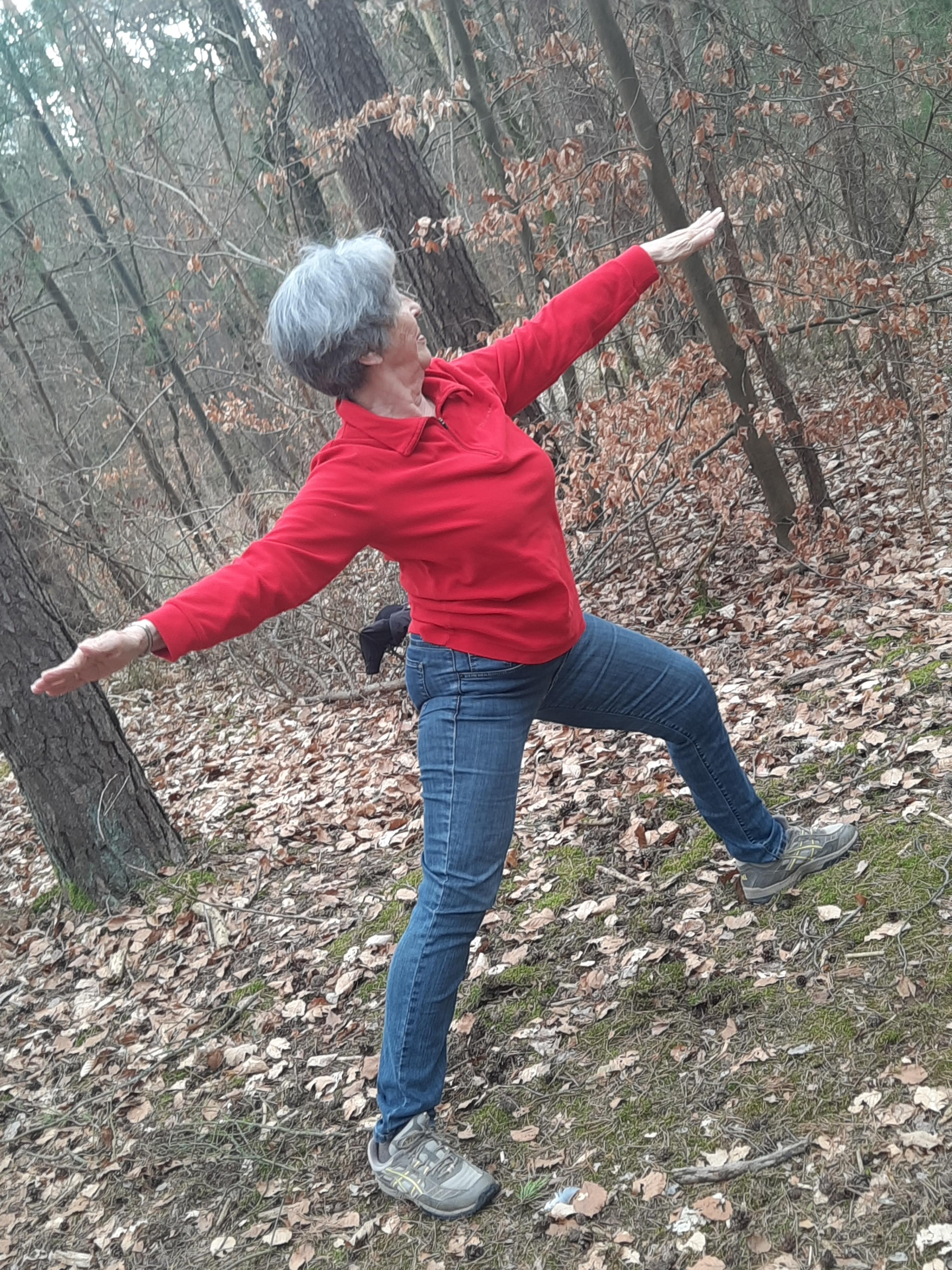 "Yoga und die Yogaübungen helfen mir in dieser schwierigen Zeit, fest verwurzelt sich dem Leben entgegen strecken!", schreibt Anita Fürther zu diesem Foto. 