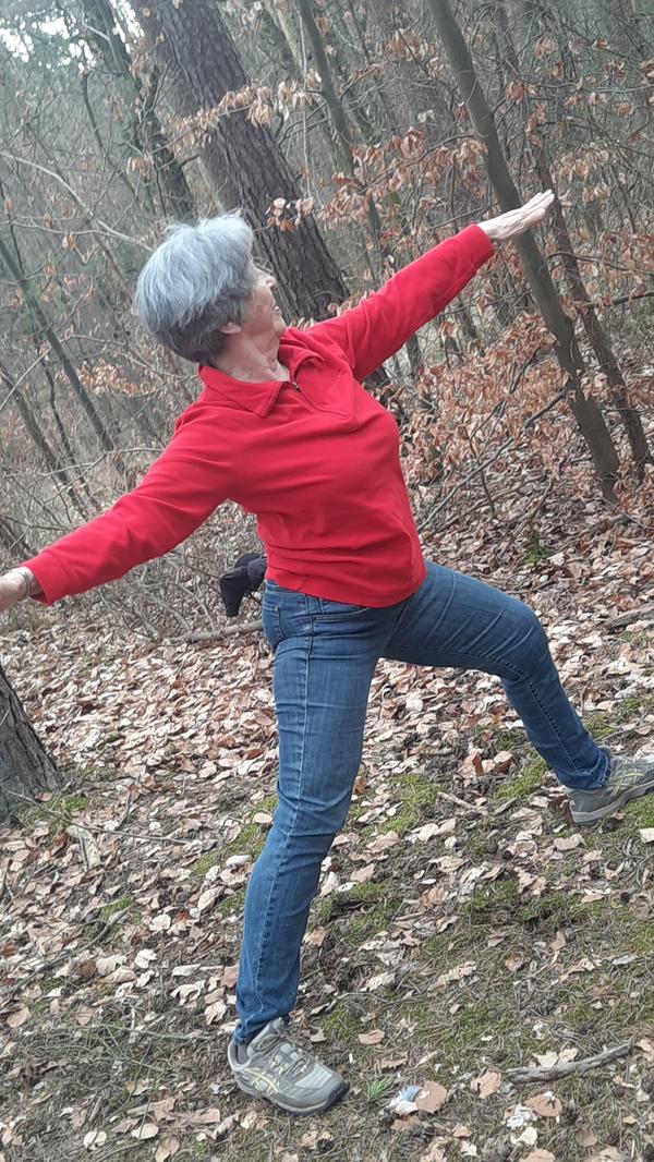 "Yoga und die Yogaübungen helfen mir in dieser schwierigen Zeit, fest verwurzelt sich dem Leben entgegen strecken!", schreibt Anita Fürther zu diesem Foto.