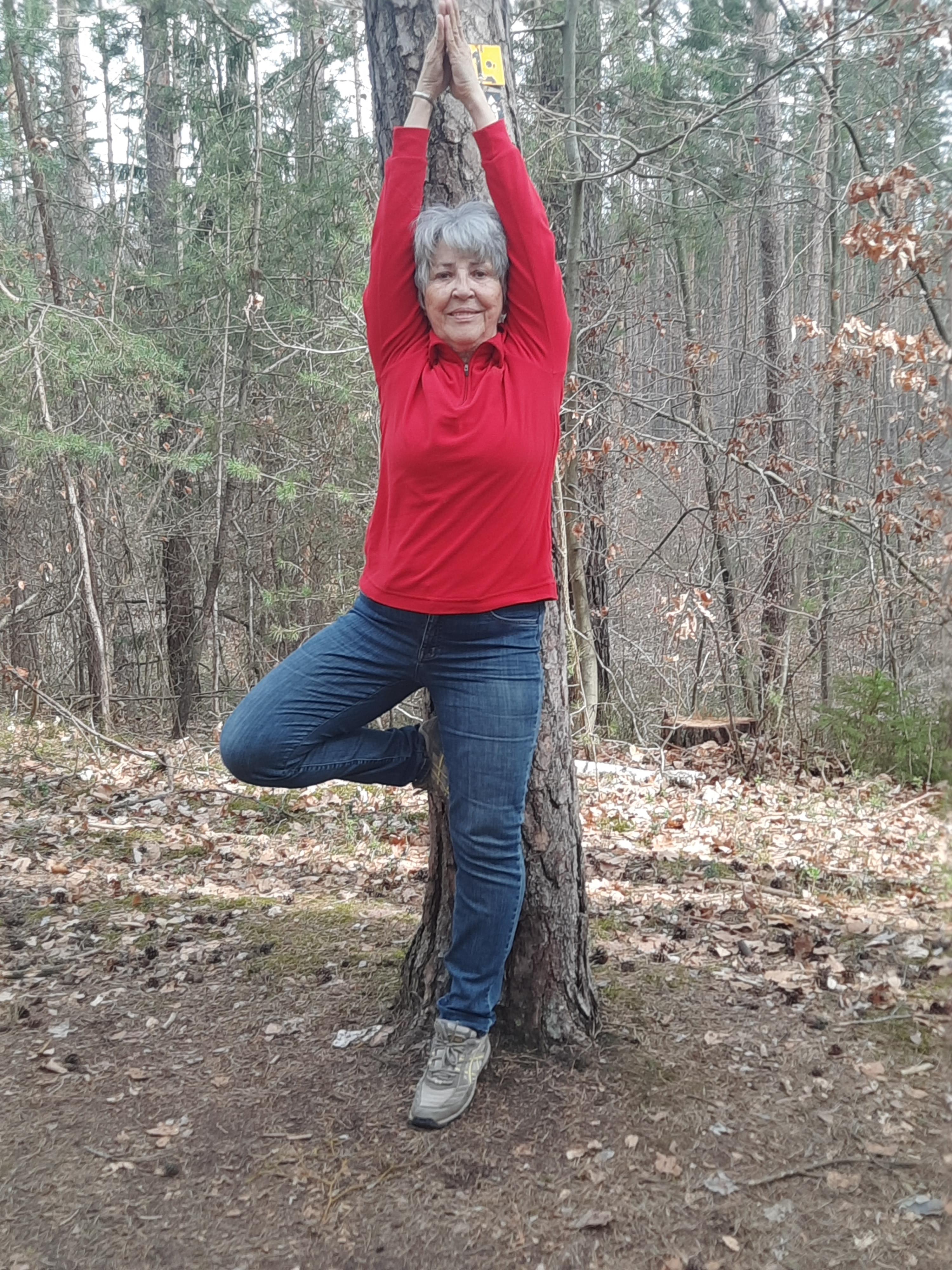 Ihre Yogaeinheiten hat sie im Lockdown mitunter auch auf dem Trimm-dich-Pfad im Fürther Stadtwald absolviert.
