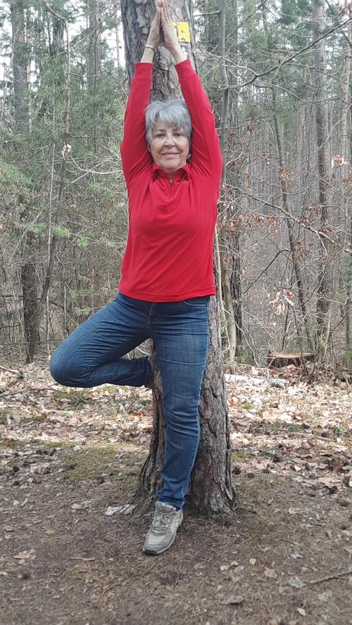 Ihre Yogaeinheiten hat sie im Lockdown mitunter auch auf dem Trimm-dich-Pfad im Fürther Stadtwald absolviert.