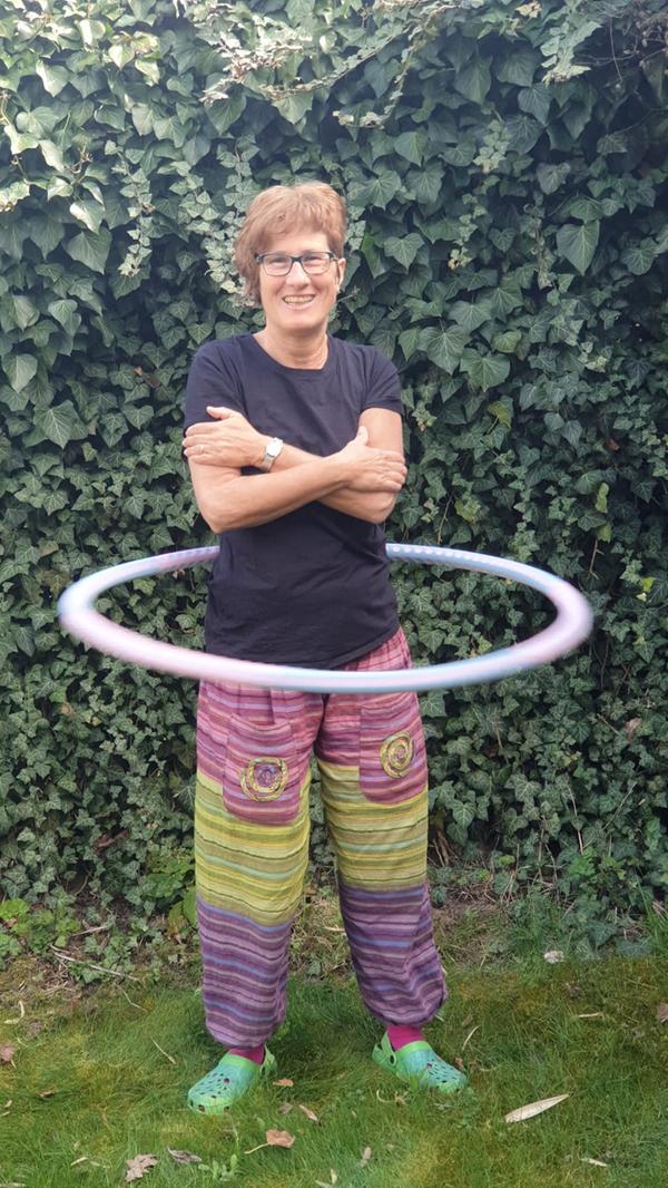 Andrea Gabler aus Langenzenn lässt derweil gerne im heimischen Garten und untermalt von "schönen Vogelkonzerten" den Hula-Hoop-Reifen kreisen. "Meinen inneren Schweinehund muss ich nicht überwinden, denn der ist längst davon gerannt! Neben walken, radeln oder walken ist der Hula-Hoop herrlich Lockdown-tauglich und macht garantiert gute Laune! Statt ins Fitness- Center zu gehen, mache ich mein Workout auch am liebsten draußen auf der Terrasse. Radeln gefällt mir am besten auf dem Tandem mit meinem Mann."